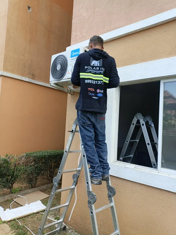Técnico de Polar Ice instalando un aire acondicionado