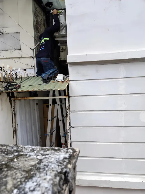 Técnico de Polar Ice revisando una unidad exterior